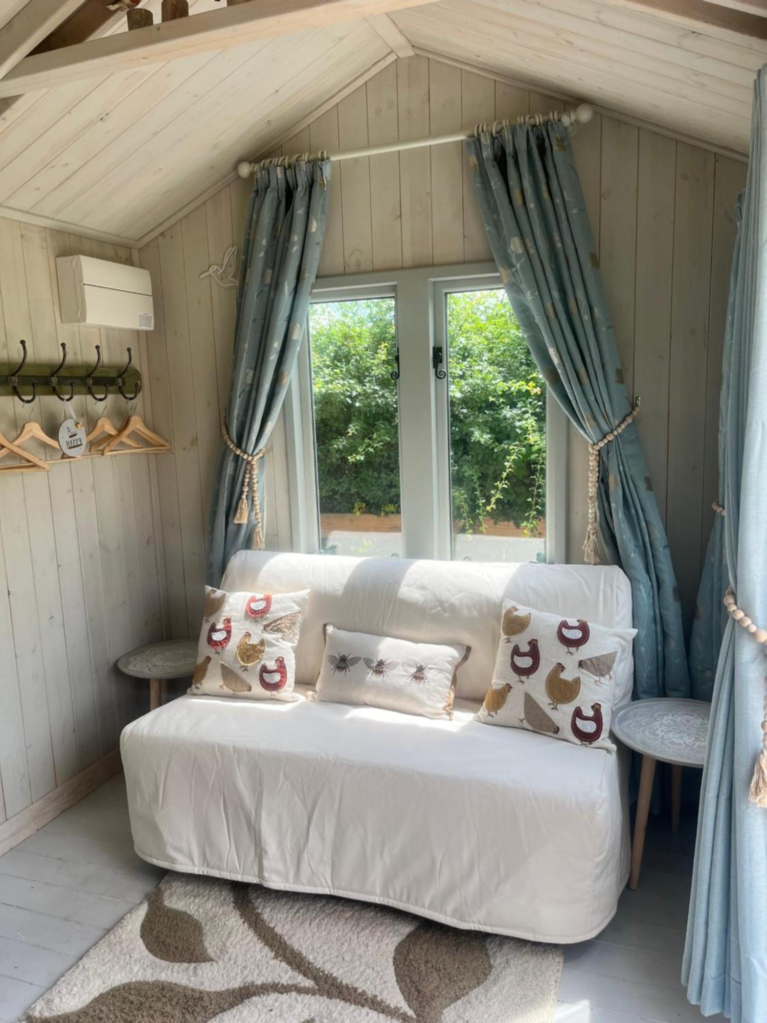 Birds And The Bees Summer House Endon Екстериор снимка