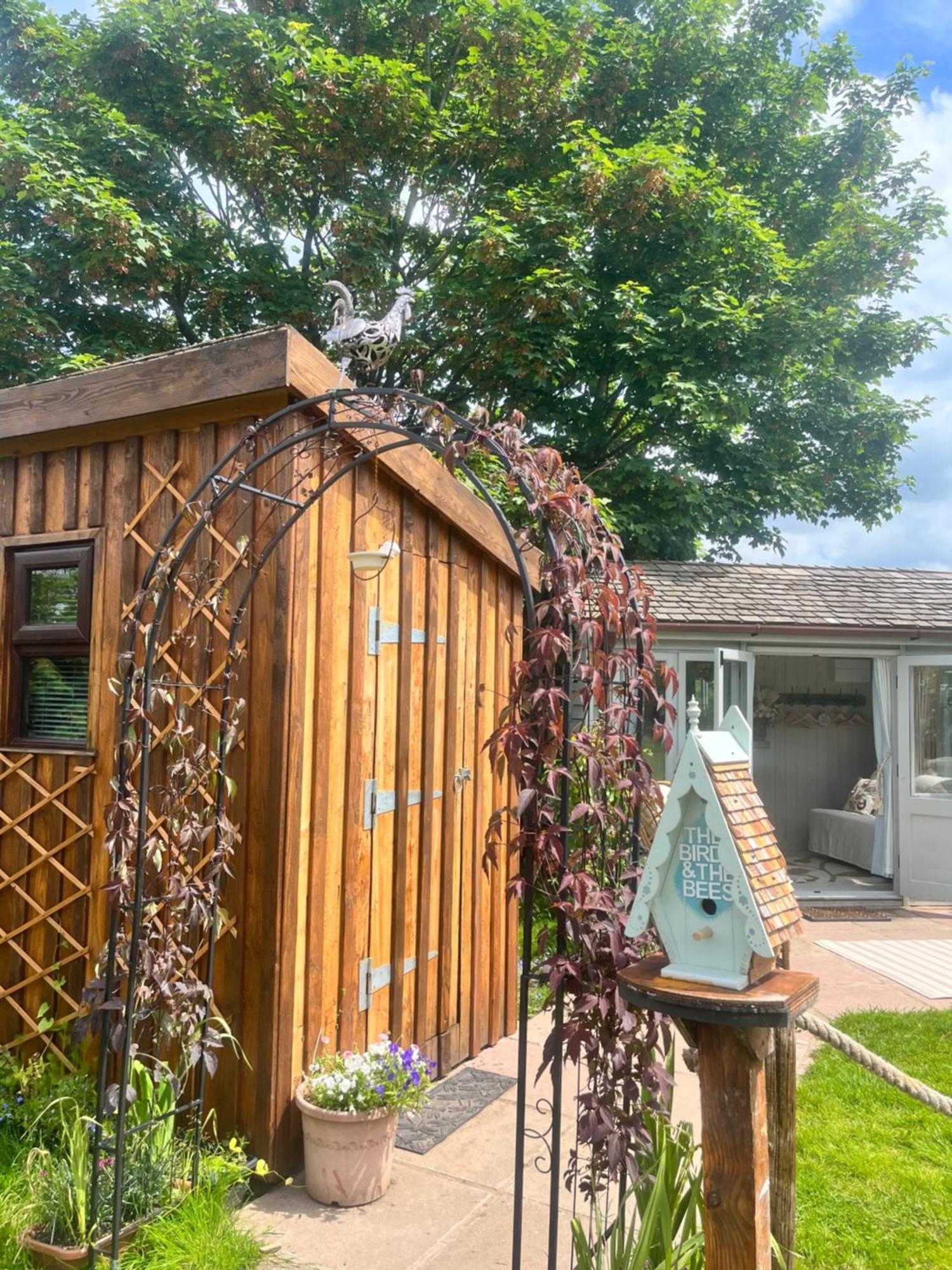 Birds And The Bees Summer House Endon Екстериор снимка