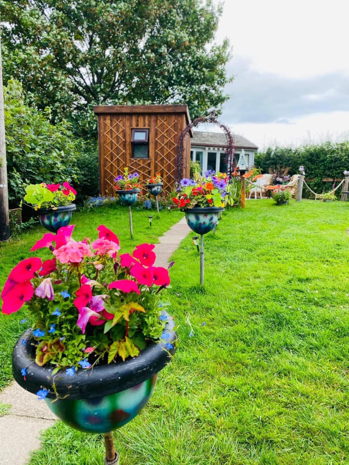 Birds And The Bees Summer House Endon Екстериор снимка